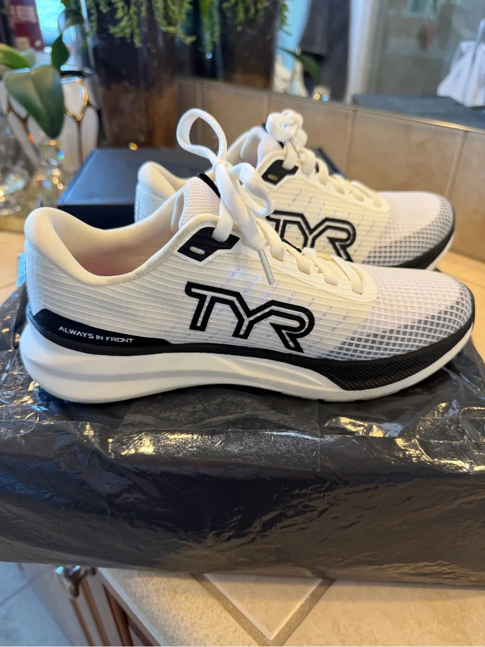 TYR White and Black SR-1 TEMPO TEMPO RUNNER
